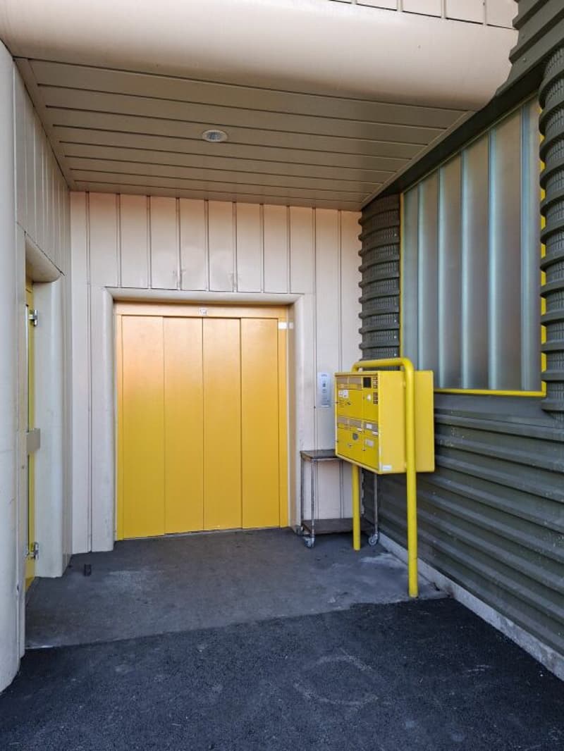 680 m² d'espace commercial et de bureau lumineux à Kallnach (3)
