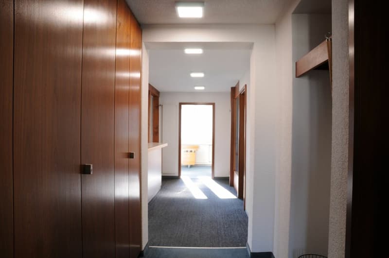 Korridor mit Einbauschränken und Garderobe