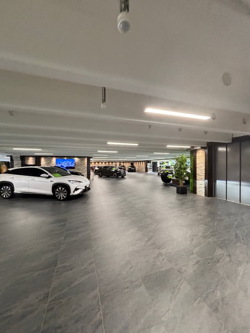 Spacious commercial space for rent in top location at Vogels Offroads in Lyssach (14)