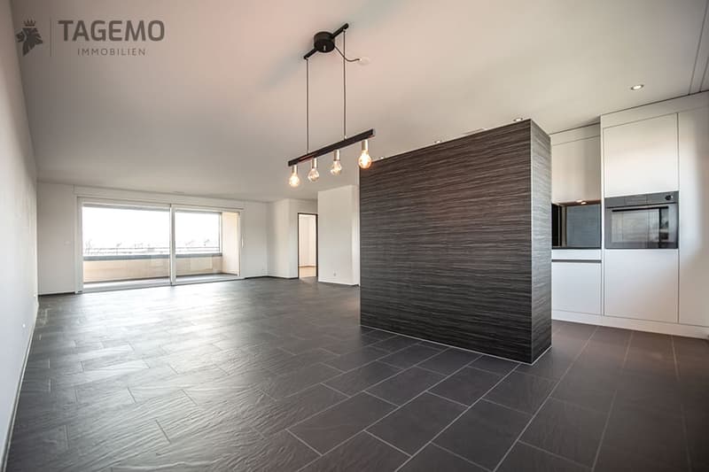 Wohnzimmer mit direktem Zugang zur grossen überdachten Loggia