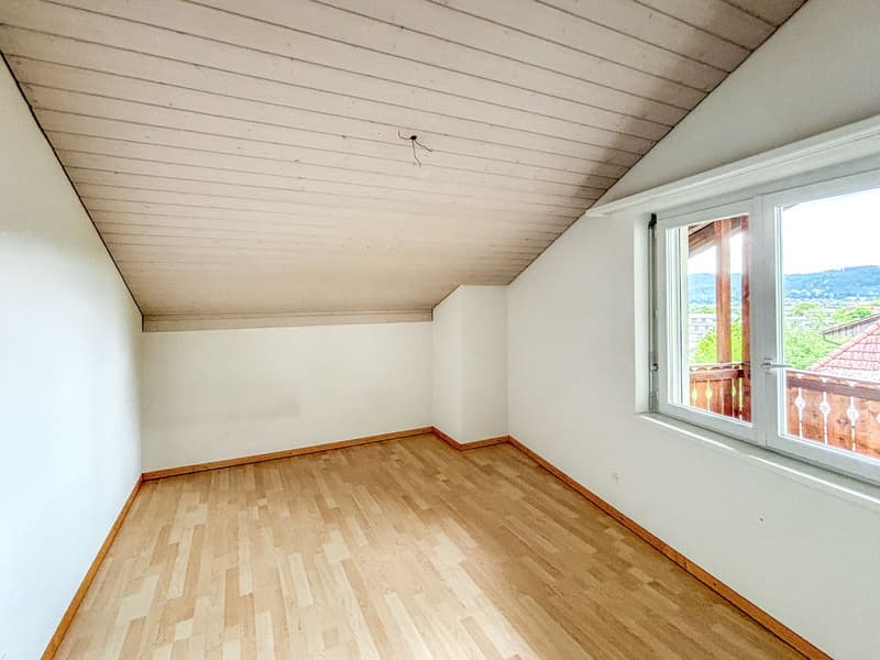 empty room, wooden floor, white walls, wooden ceiling, large window with balcony