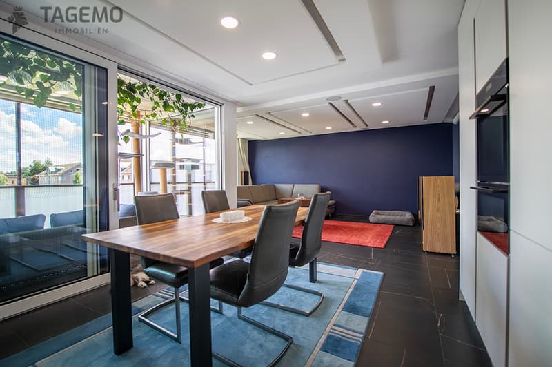 Plus qu'un appartement d'attique ordinaire – avec loggia aménagée de haute qualité et extras précieux. (6)