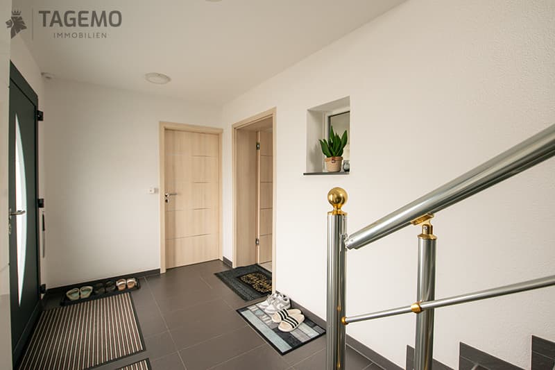 Zwei Wohnungen. Ein Haus. Viele Möglichkeiten für eine Investition. (2)