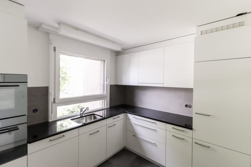 Freshly renovated 4.5-room apartment with parking space, hobby room, and basement compartment (7)