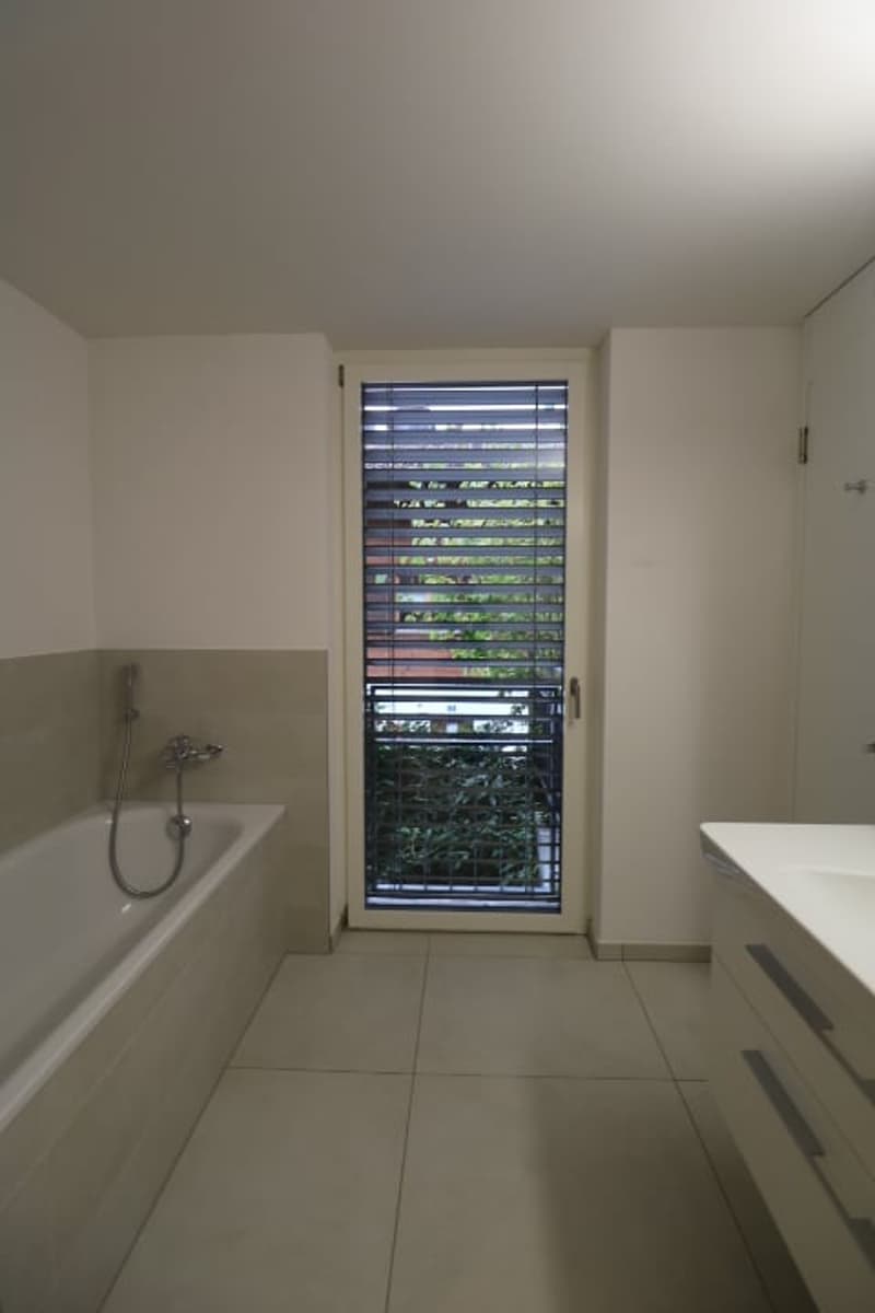 Lichtdurchflutete 3 ½ Zimmerwohnung mit grossem Balkon und traumhafter Seesicht (8)