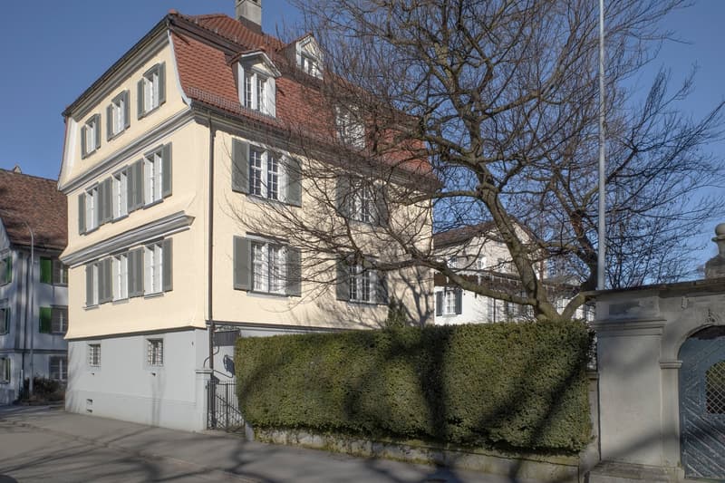 Historic 4-room apartment with balcony in a Baroque house (2)