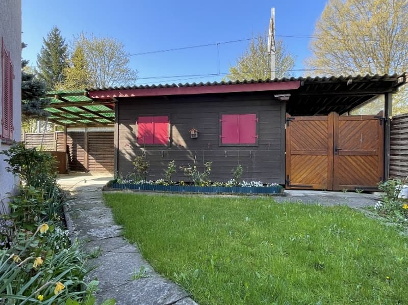 Compact single-family house with small, secluded garden for plenty of privacy (5)