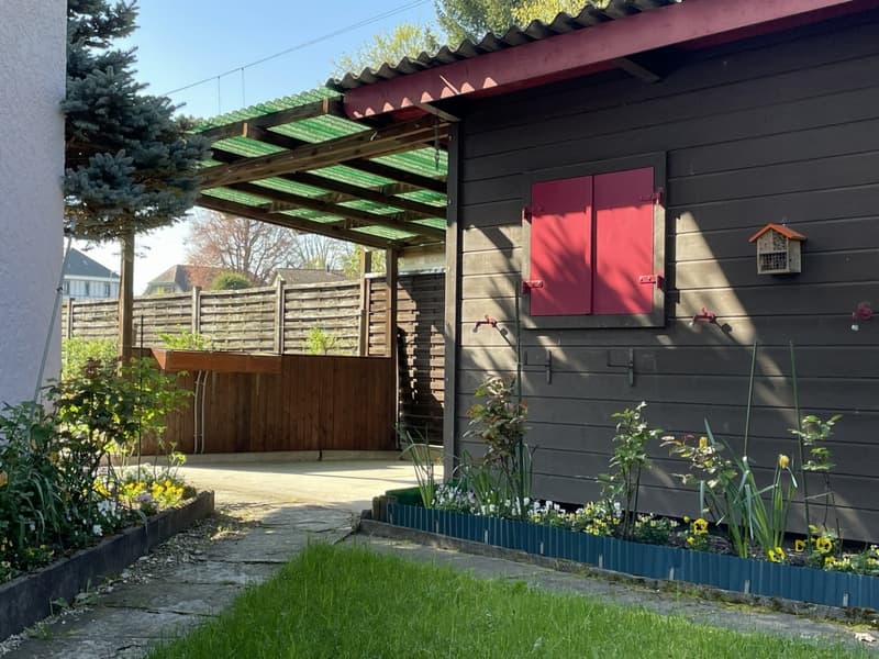 Compact single-family house with small, secluded garden for plenty of privacy (2)