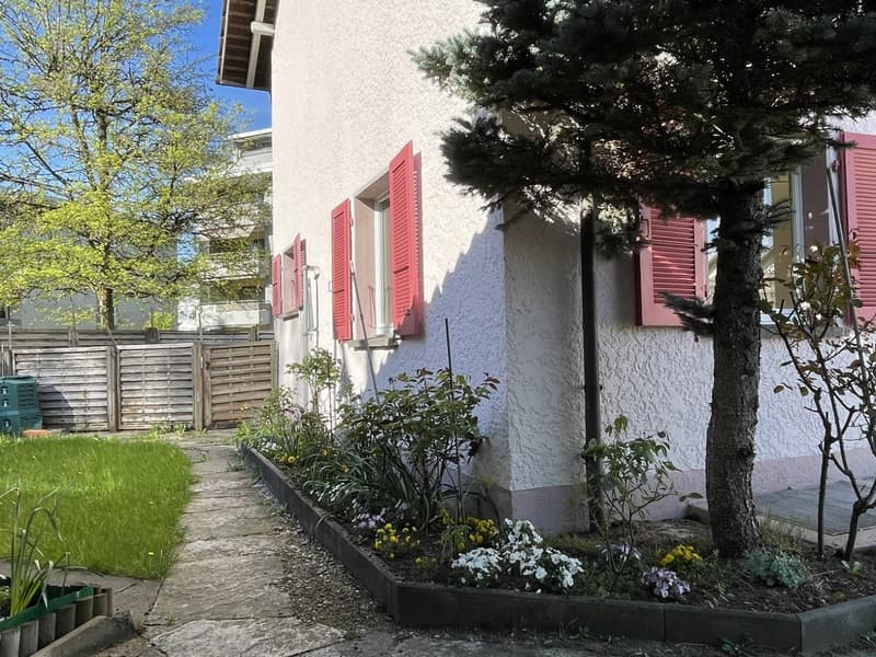 Compact single-family house with small, secluded garden for plenty of privacy (3)