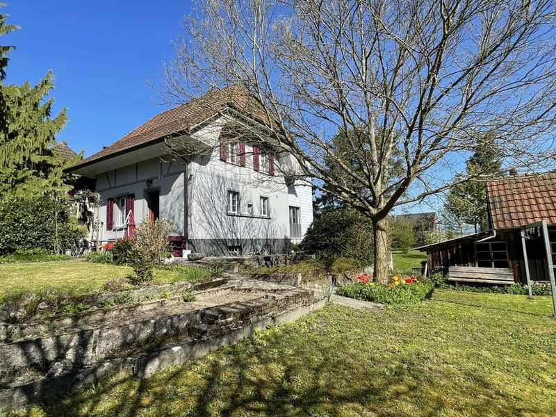 In a quiet location: 6.5 room single-family house with land reserve and large, romantic garden (3)