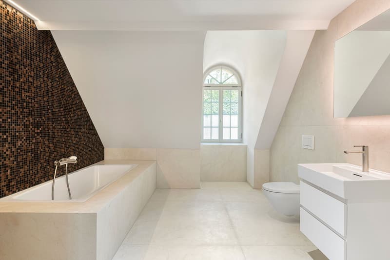 Bad mit Badewanne und Dusche