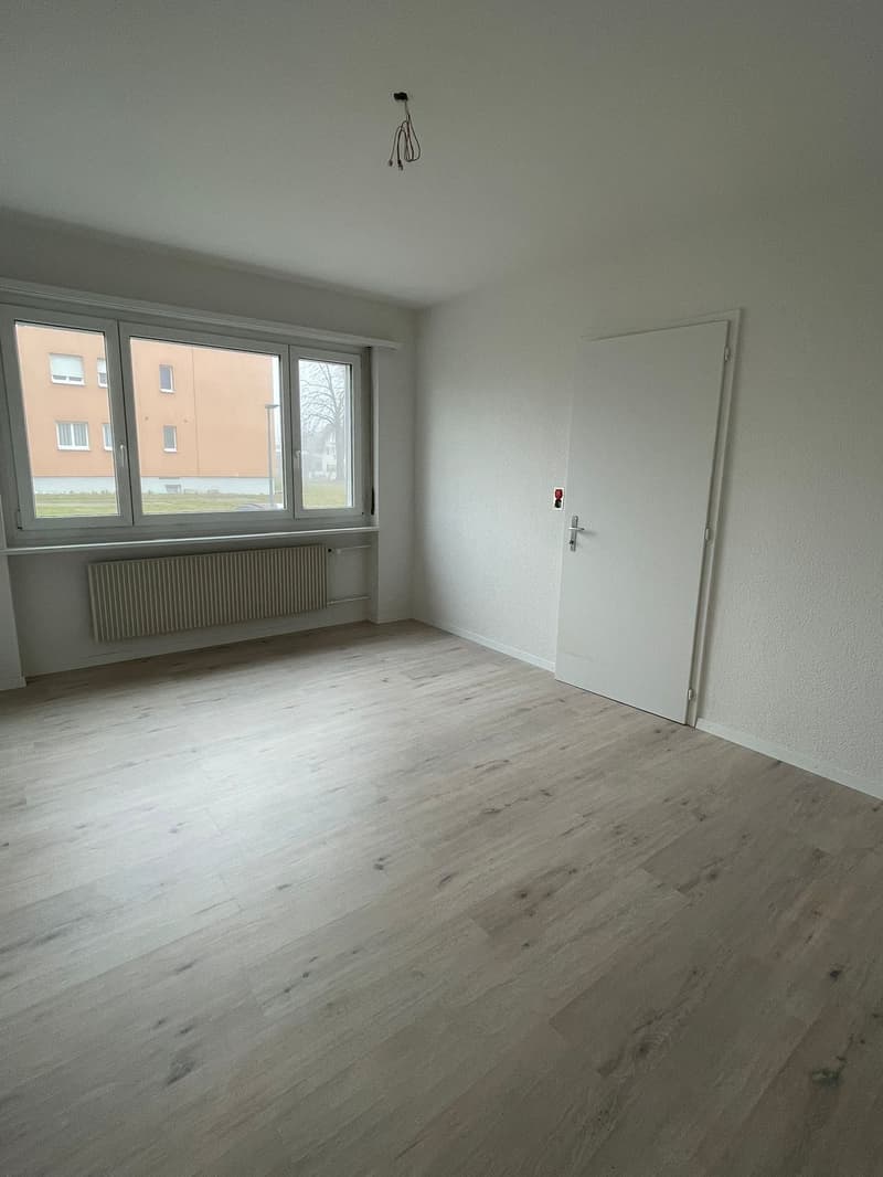 Moderne, renovierte 3.5-Zimmer-Wohnung mit Balkon in Ins (12)