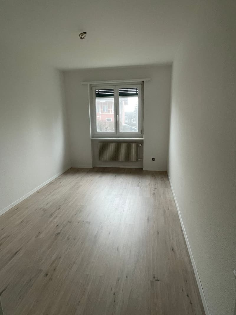 Moderne, renovierte 3.5-Zimmer-Wohnung mit Balkon in Ins (9)