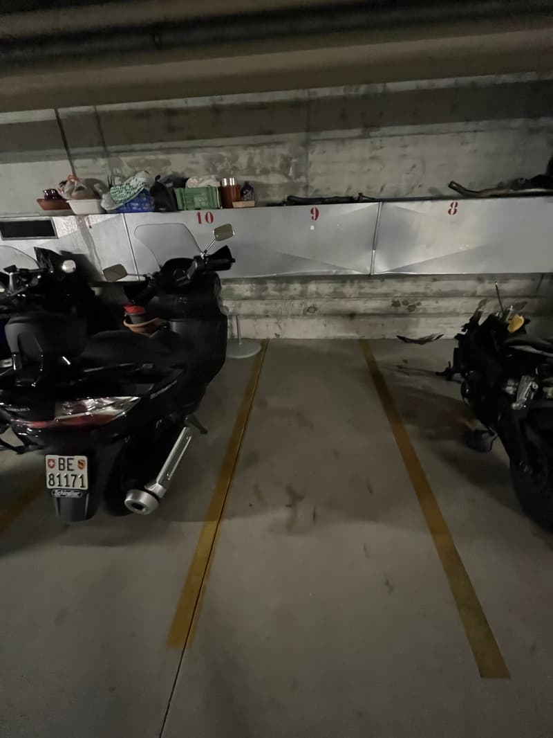Places de stationnement pour motos à louer sur Mattenstrasse à Thun. (4)