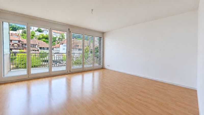 Stadtleben trifft Aussicht – charmante 2½-Zimmer-Wohnung mitten in Thun (2)