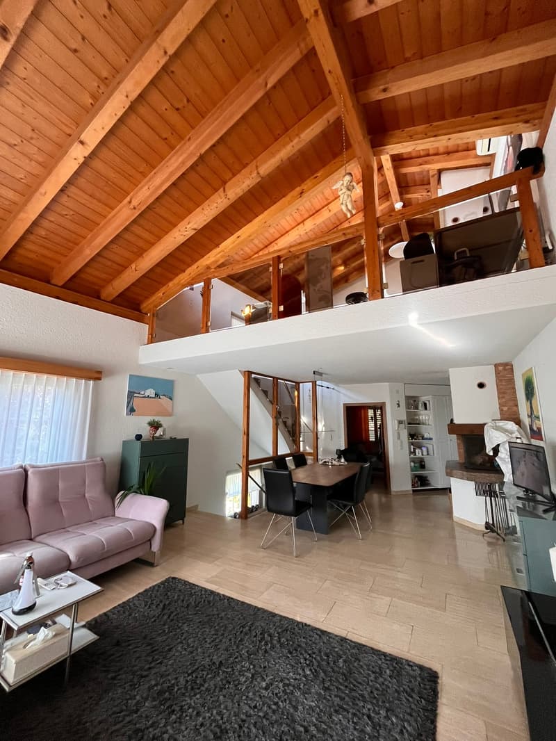 Wohnzimmer mit Essbereich und Galerie