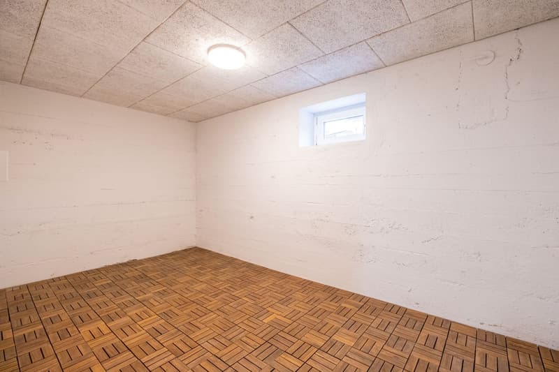 empty room, white walls, wooden floor, small window, ceiling light