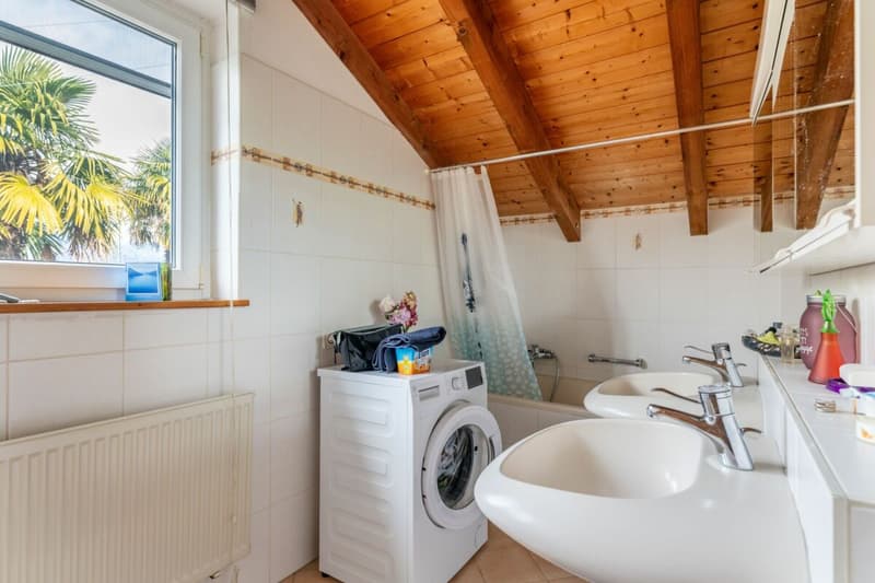 Badezimmer mit Waschmaschine