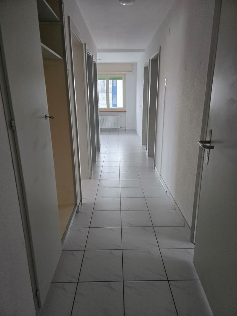 Appartamento soleggiato di 4,5 locali con balcone a Heitenried (6)
