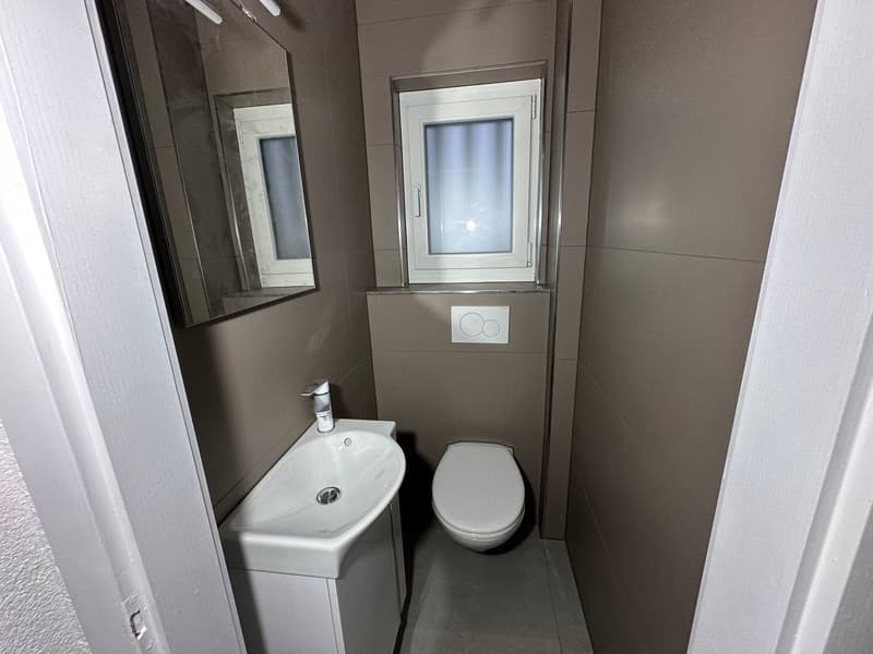 Single room without kitchen and shower for rent in central location (2)