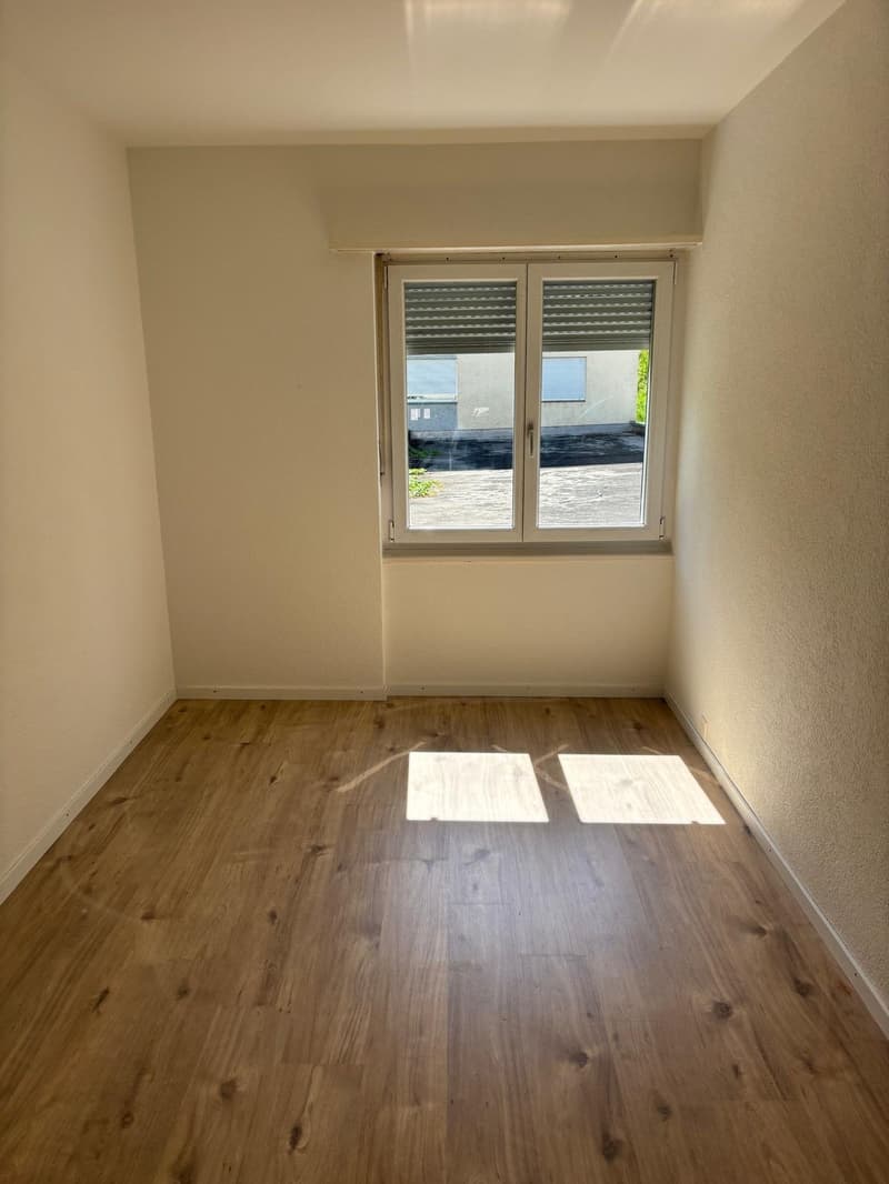 Appartamento di 4 locali luminoso al piano rialzato con balcone a Studen (7)