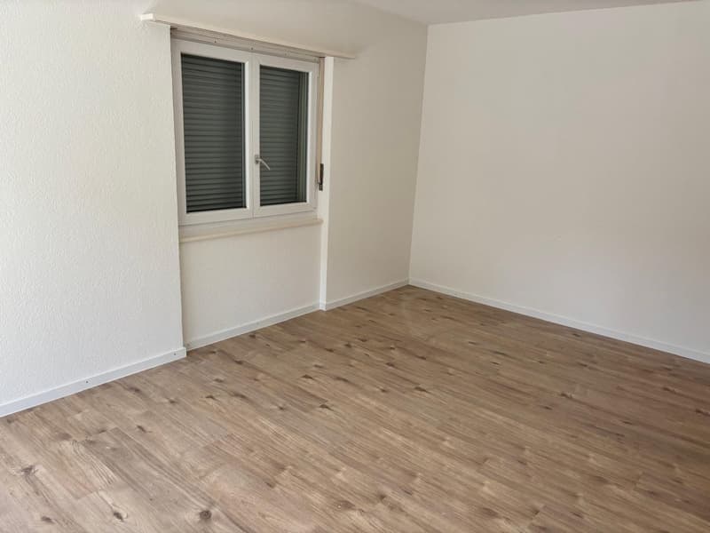 Appartamento di 4 locali luminoso al piano rialzato con balcone a Studen (5)