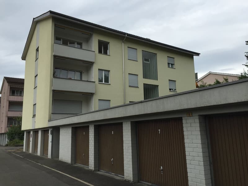 Appartamento di 4 locali luminoso al piano rialzato con balcone a Studen (1)