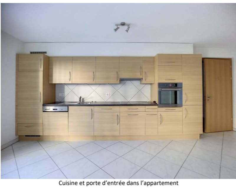 For sale charming 2.5-room apartment in the city center of Sion with garage (2)