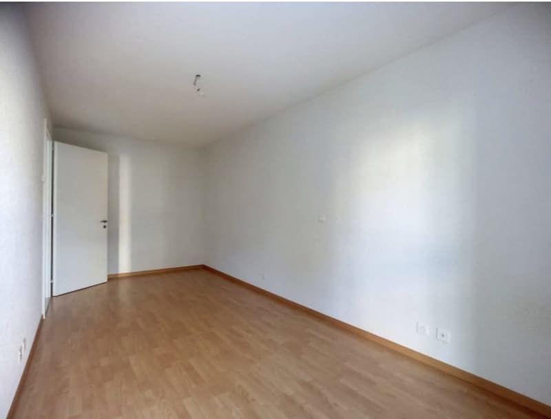 For sale charming 2.5-room apartment in the city center of Sion with garage (4)