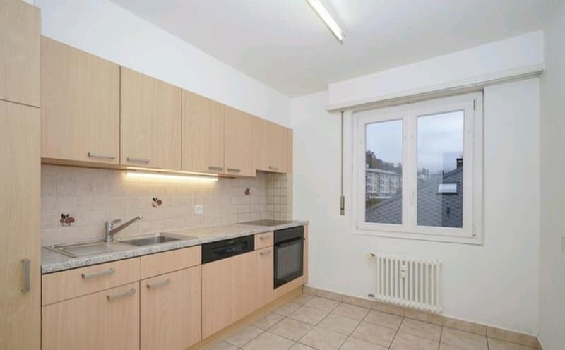 Vier-Zimmer-Wohnung zur Miete in der rue du Petit-Chasseur in Sion im letzten Stock eines kleinen Gebäudes mit Balkon (4)