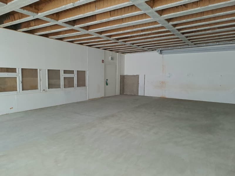 Grand local commercial de plain-pied avec grand couvert (9)