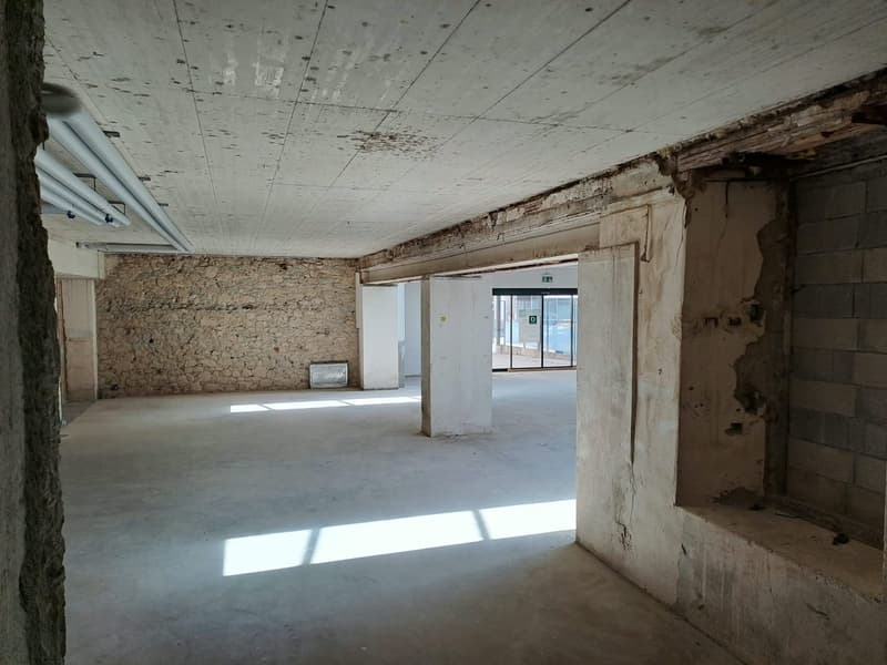Grand local commercial de plain-pied avec grand couvert (13)