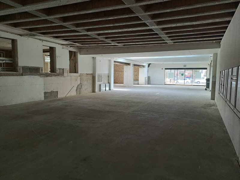 Grand local commercial de plain-pied avec grand couvert (5)