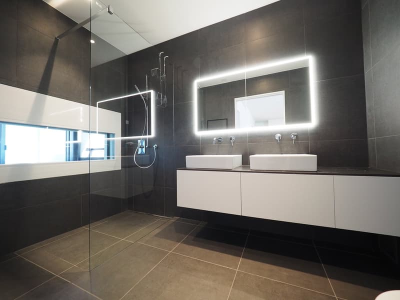 Badezimmer 1 mit Tageslicht und Dusche