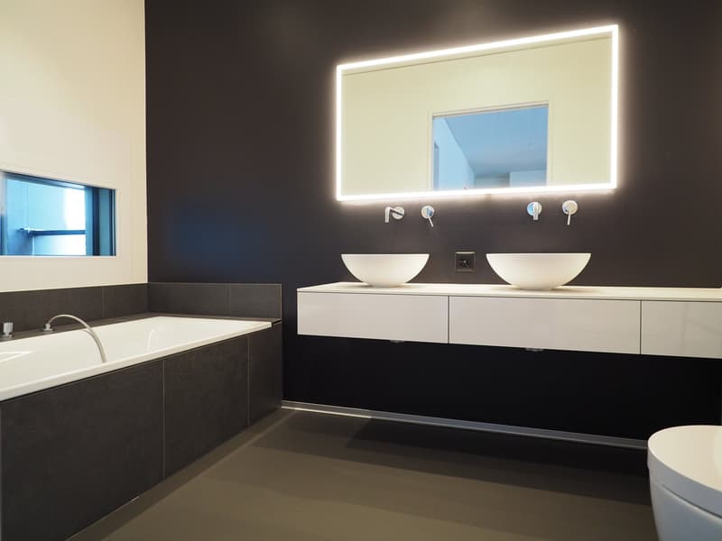 Badezimmer mit Badewanne und Tageslicht
