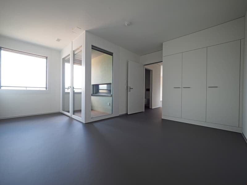 Schlafzimmer mit Einbauschrank und Loggia