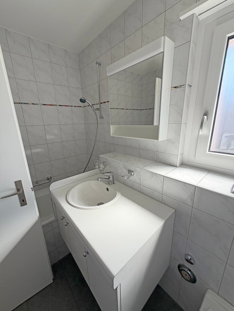 Badezimmer mit Badewanne und Tageslicht