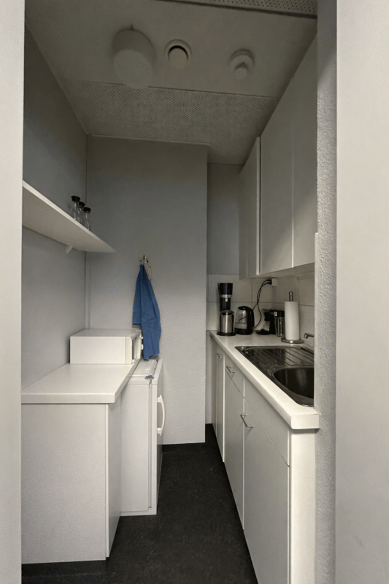Tenant sought for representative office space in central location (7)