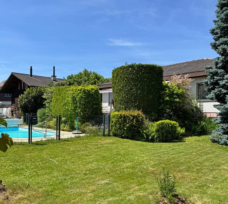 La felicità della tua famiglia con piscina e grande giardino (1)
