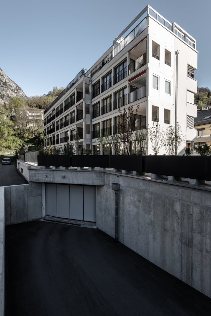 Einstellhallenplatz an zentraler Lage in Naters zu vermieten (2)