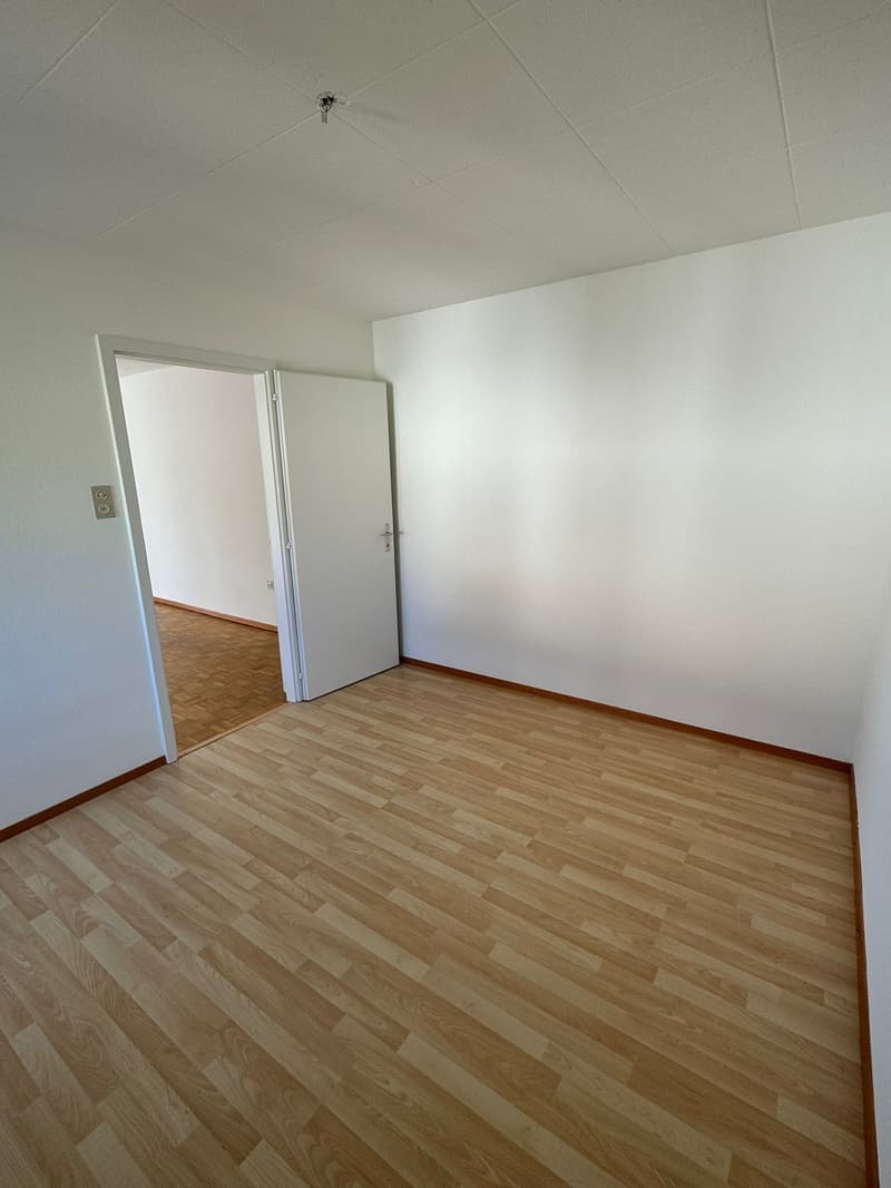 Casa multifamiliare attraente a Moutier – 9 appartamenti, garage & balconi (12)