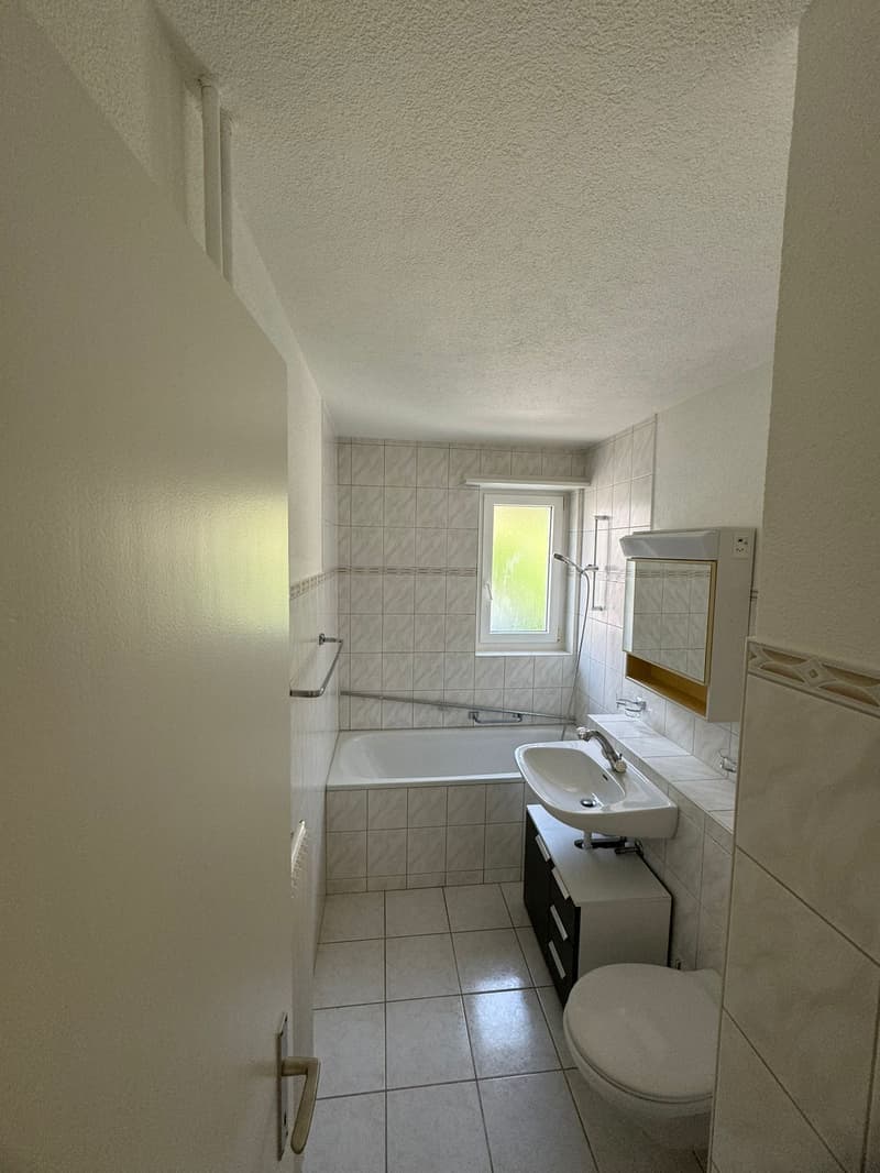 Casa multifamiliare attraente a Moutier – 9 appartamenti, garage & balconi (8)