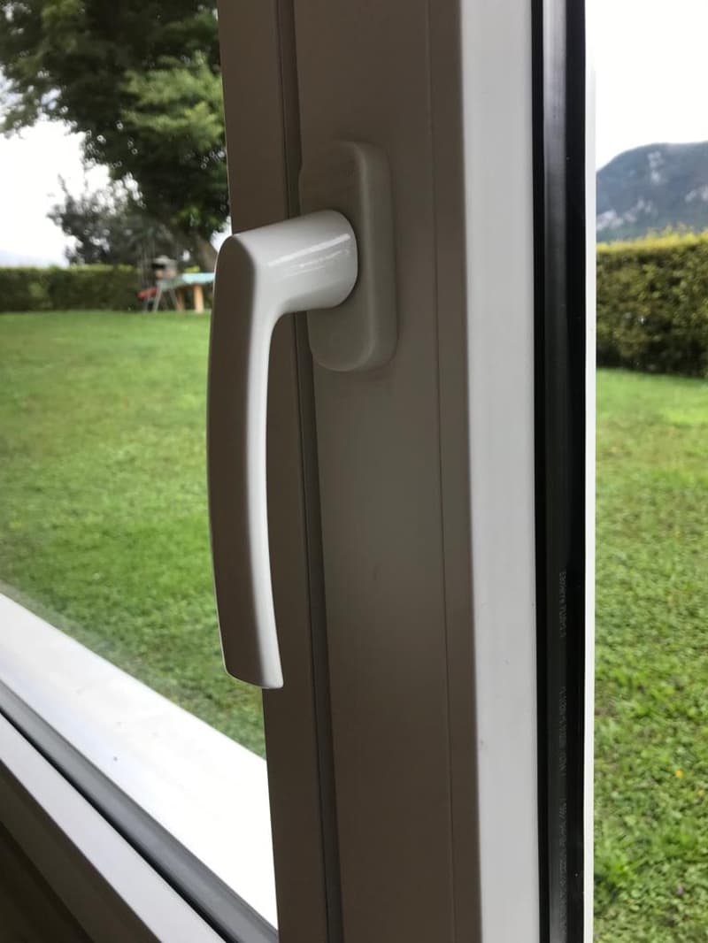 Casa multifamiliare attraente a Moutier – 9 appartamenti, garage & balconi (23)