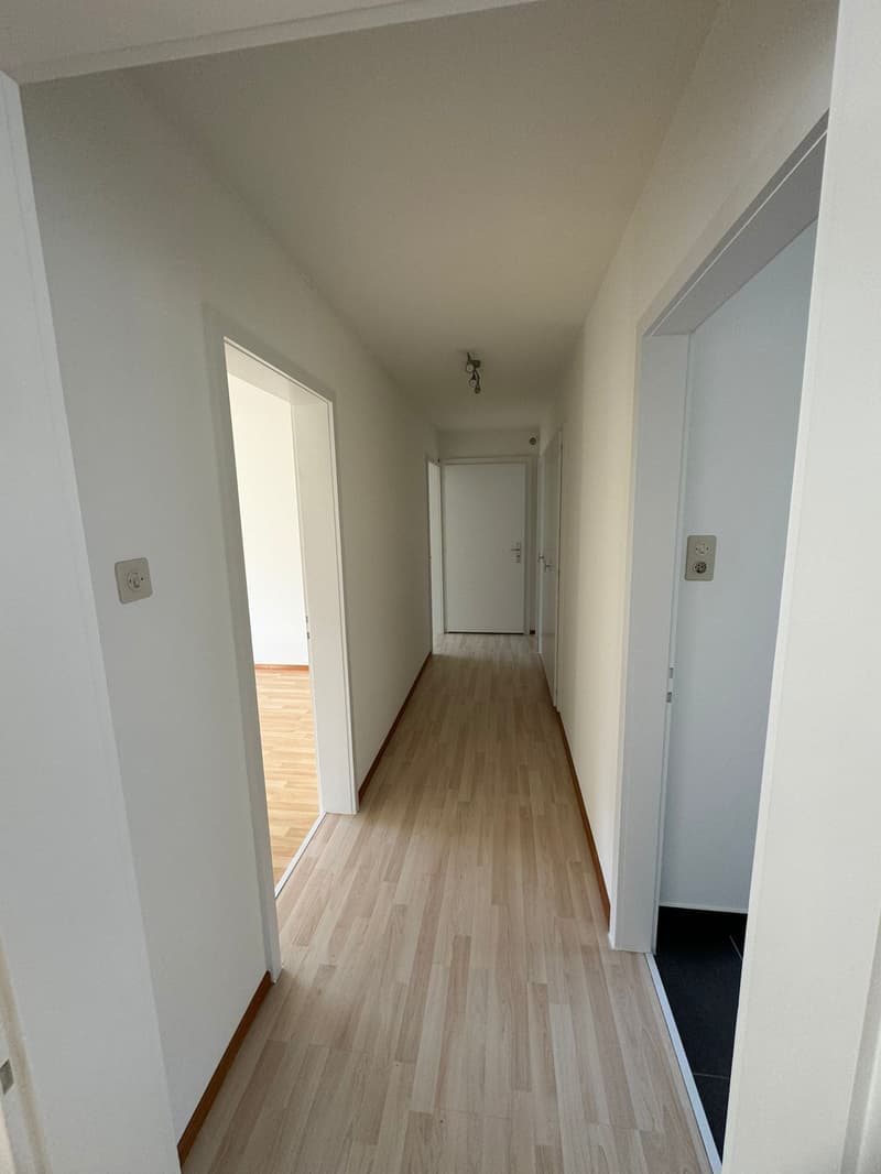 Casa multifamiliare attraente a Moutier – 9 appartamenti, garage & balconi (13)