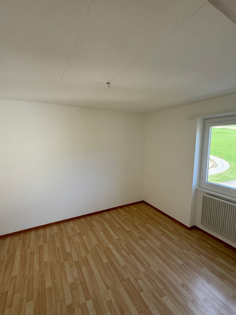 Casa multifamiliare attraente a Moutier – 9 appartamenti, garage & balconi (10)