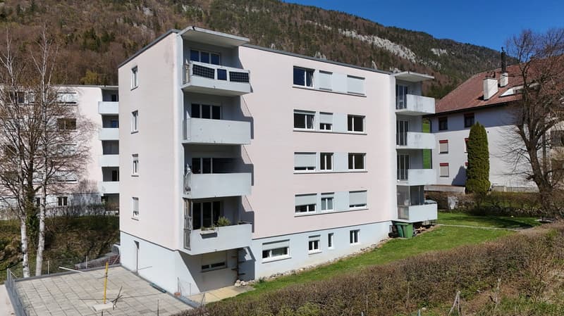 Casa multifamiliare attraente a Moutier – 9 appartamenti, garage & balconi (3)