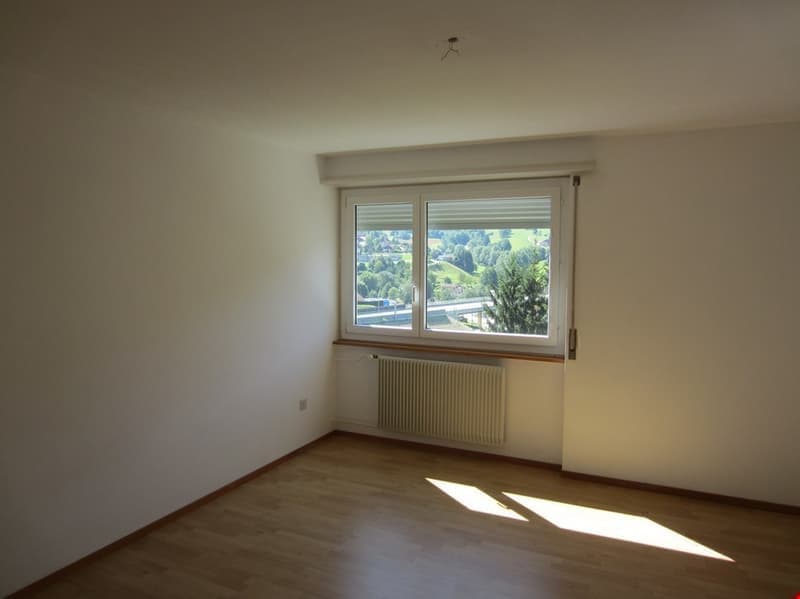 Casa multifamiliare attraente a Moutier – 9 appartamenti, garage & balconi (17)
