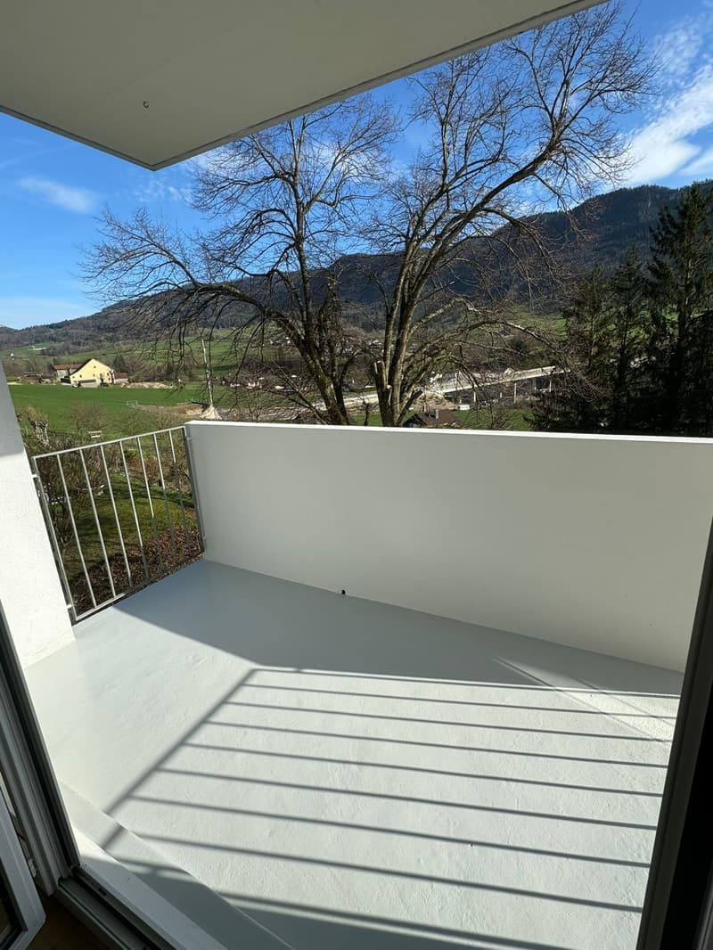 Casa multifamiliare attraente a Moutier – 9 appartamenti, garage & balconi (5)