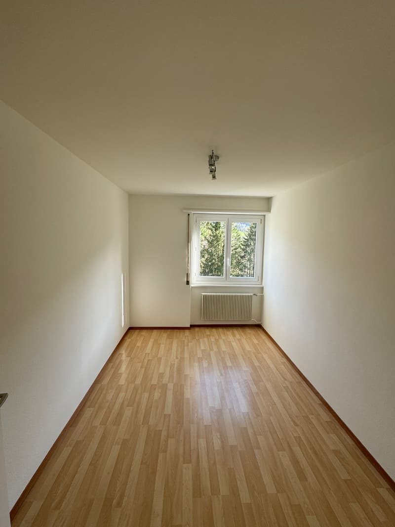 Casa multifamiliare attraente a Moutier – 9 appartamenti, garage & balconi (11)