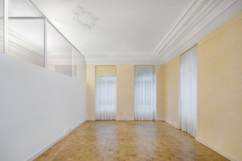 Raised ground floor, wooden parquet flooring, glass panels, decorative ceiling, 3 windows with white curtains